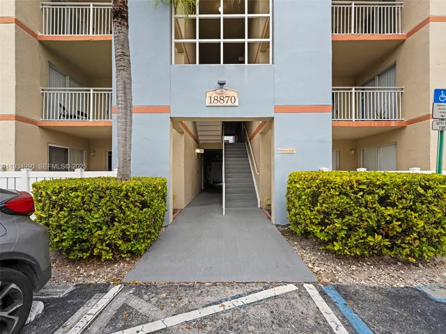 $2,700 | 18870 Northwest 57th Avenue, Unit 308, Hialeah, FL 33015