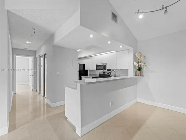 $2,700 | 18870 Northwest 57th Avenue, Unit 308, Hialeah, FL 33015