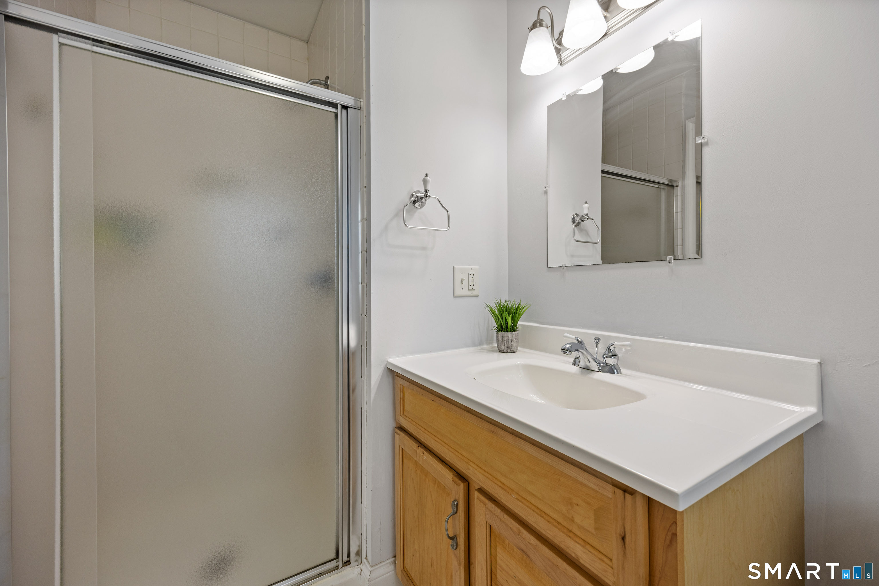 34 Clintonville Road North Haven, CT 06473 - Photo 19 of 40 1st Floor Full Bath
