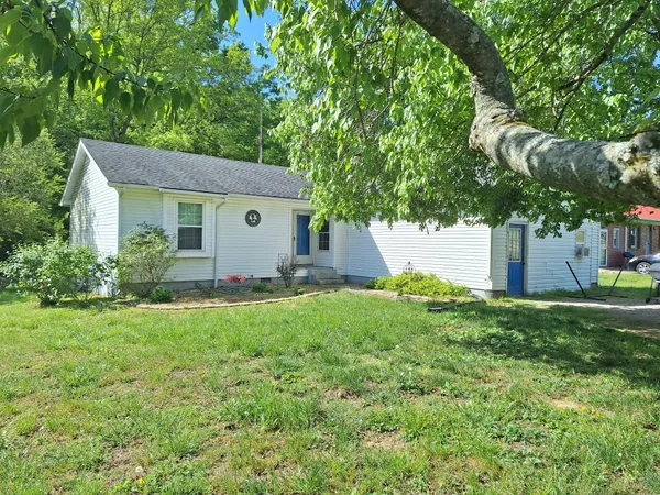 a view of a house with backyard and garden