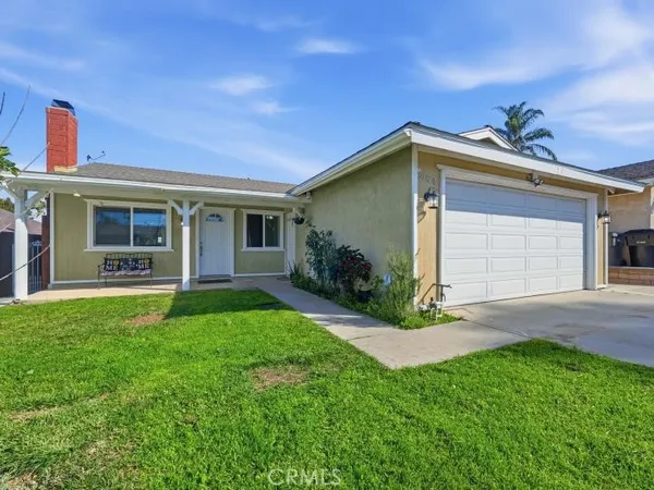 a view of a house with yard and plants