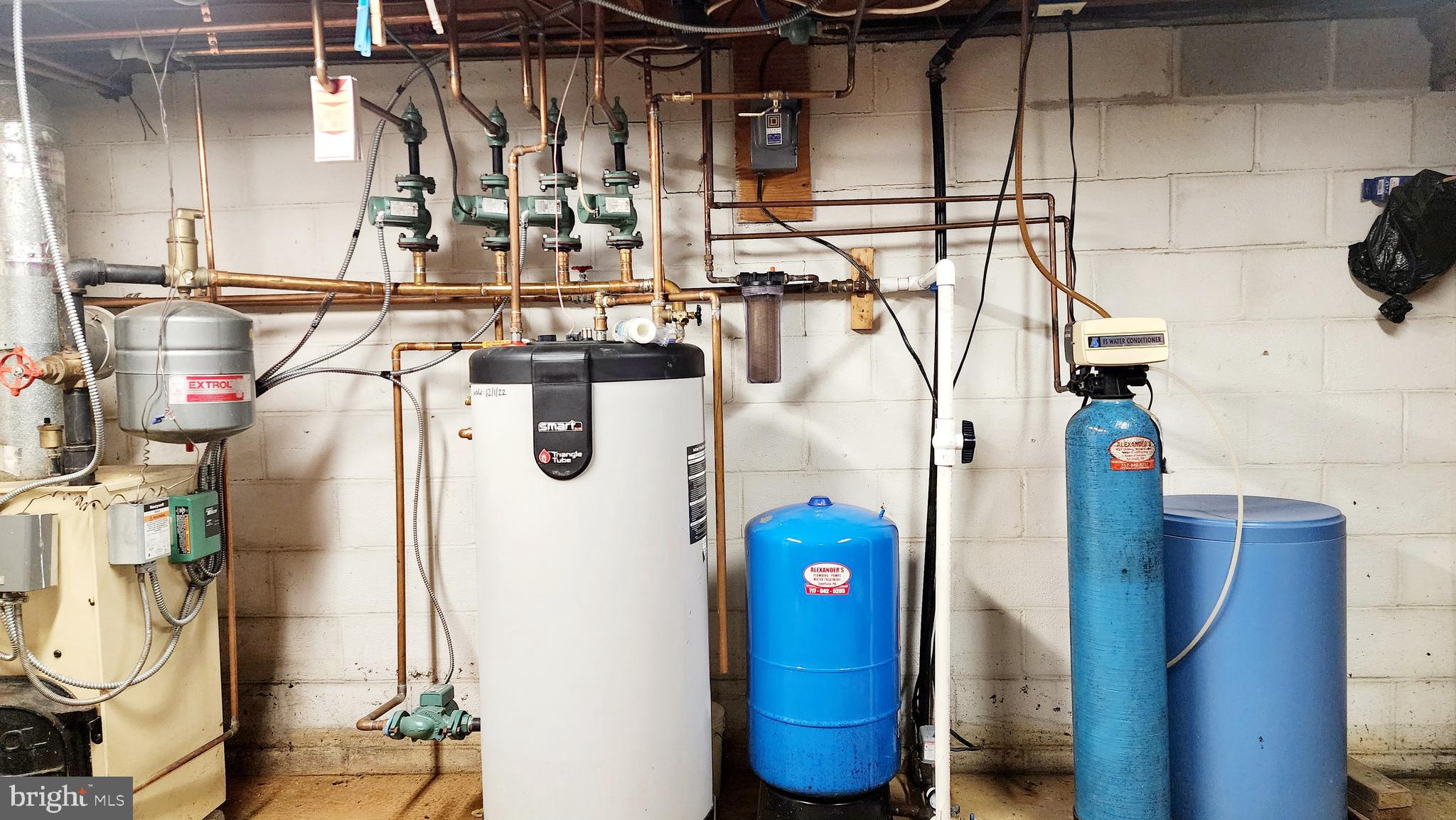 140 Water Street Fairfield, PA 17320 - Photo 30 of 40 a utility room with dryer and washer