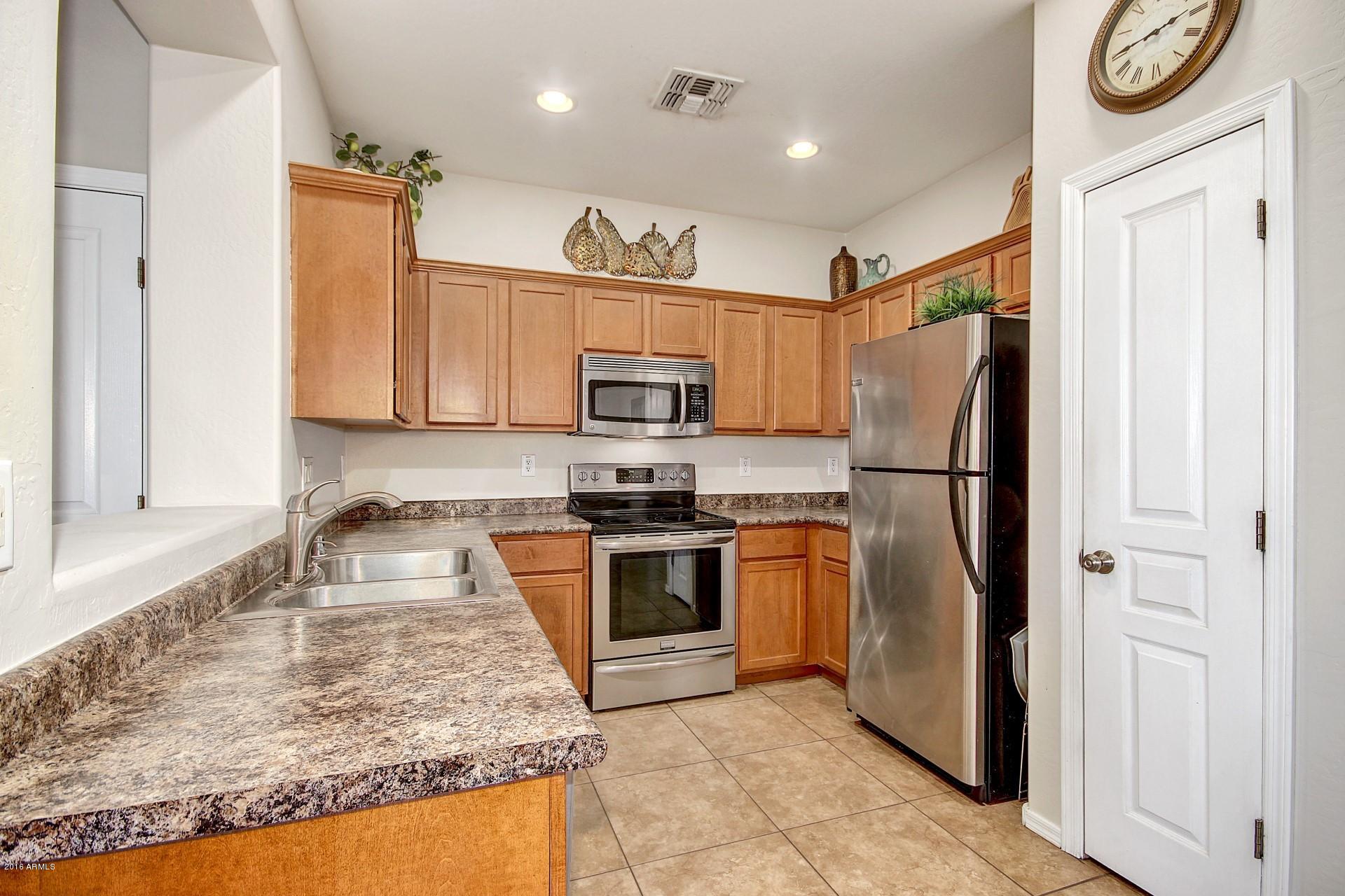 3949 South Rim Road Gilbert, AZ 85297 - Photo 8 of 27 kitchen
