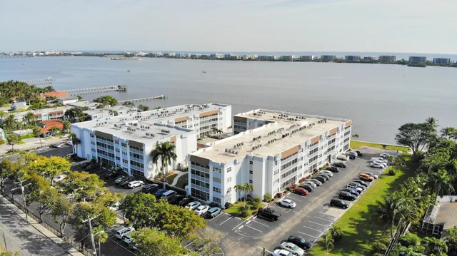 $129,000 | 1516 South Lakeside Drive, Unit 318, Lake Worth Beach, FL 33460
