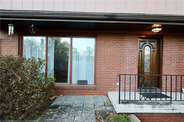 a view of entryway with a flower garden