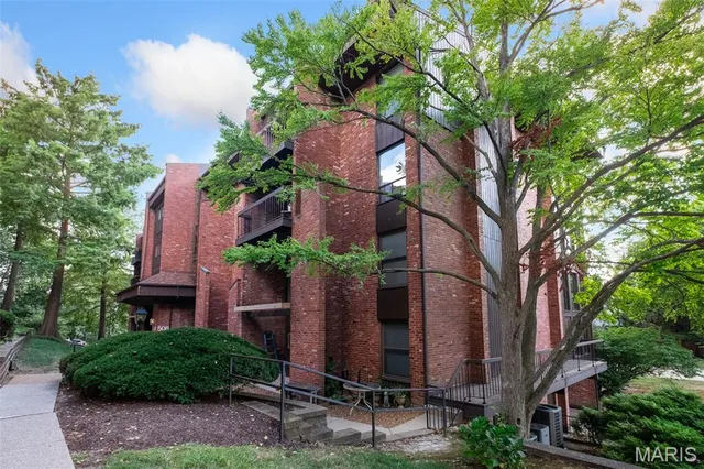 $2,500 | 508 Coeur De Royale Drive, Unit 301, Creve Coeur, MO 63141