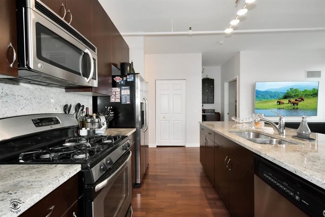 511 West Division Street, Unit 406 Chicago, IL 60610 - Photo 6 of 33