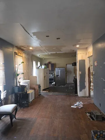 a view of a livingroom with furniture and windows