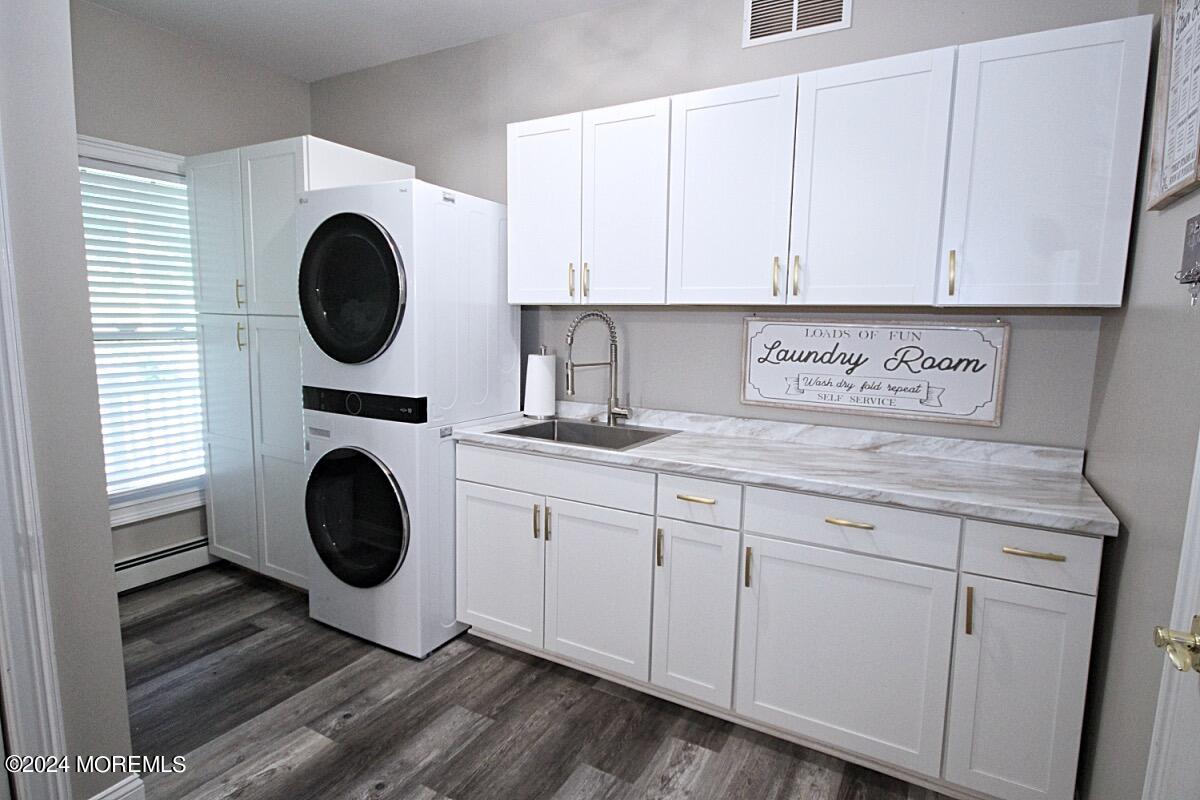 111 Wiseman Road Jackson, NJ 08527 - Photo 35 of 65 a kitchen with a sink and a washer dryer