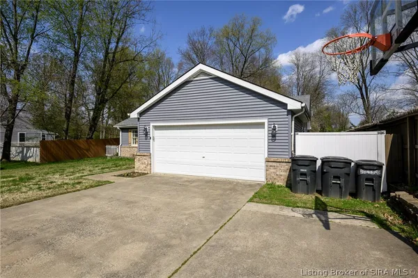 $290,000 | 206 Hopkins Lane, Jeffersonville, IN 47130