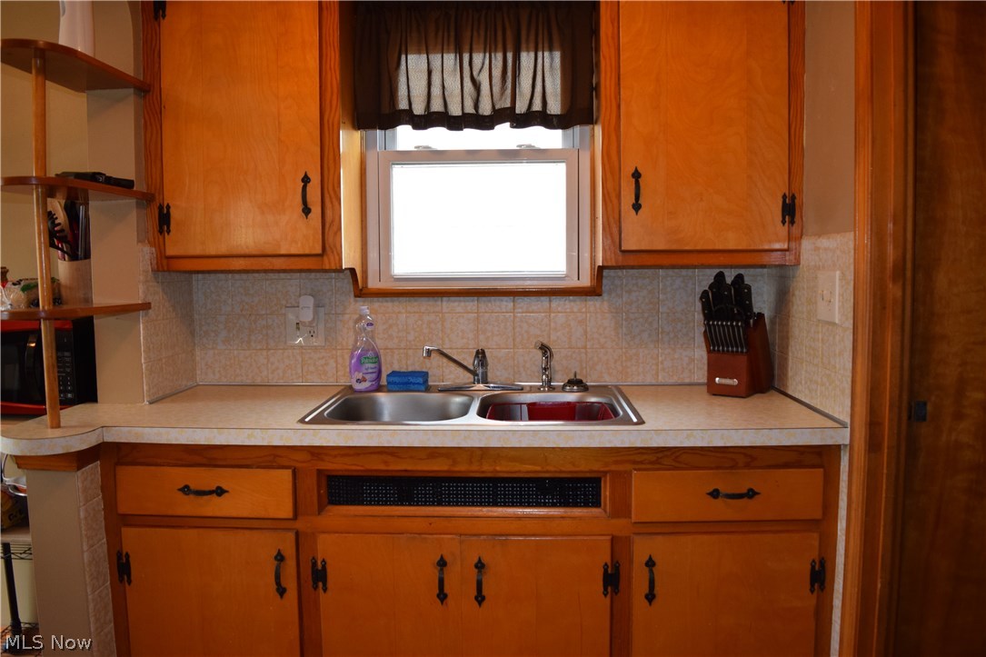 4711 Redfern Road Parma, OH 44134 - Photo 4 of 27