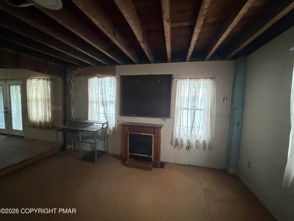 a view of livingroom with furniture