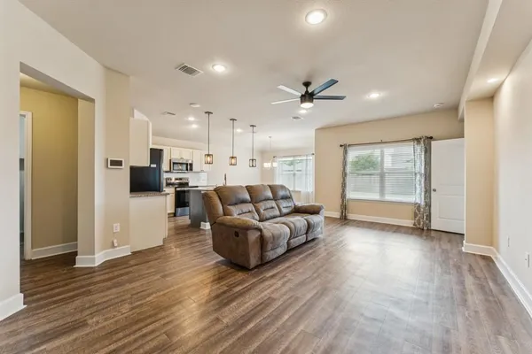 $1,850 | 108 Leona River Trail, Hutto, TX 78634