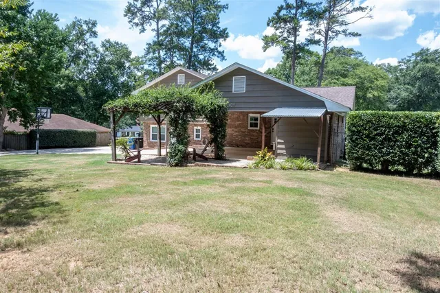 a view of a house with backyard