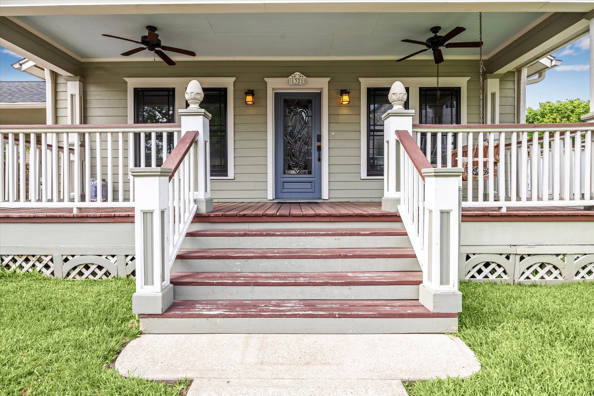 1321 West 21st Street Houston, TX 77008 - Photo 6 of 31 Wide front steps lead to a decorative glass front door.