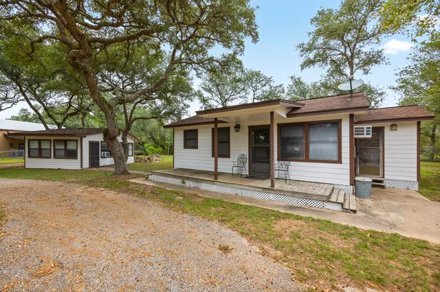 $1,030,000 | 1054 County Road 156, Columbus, TX 78934