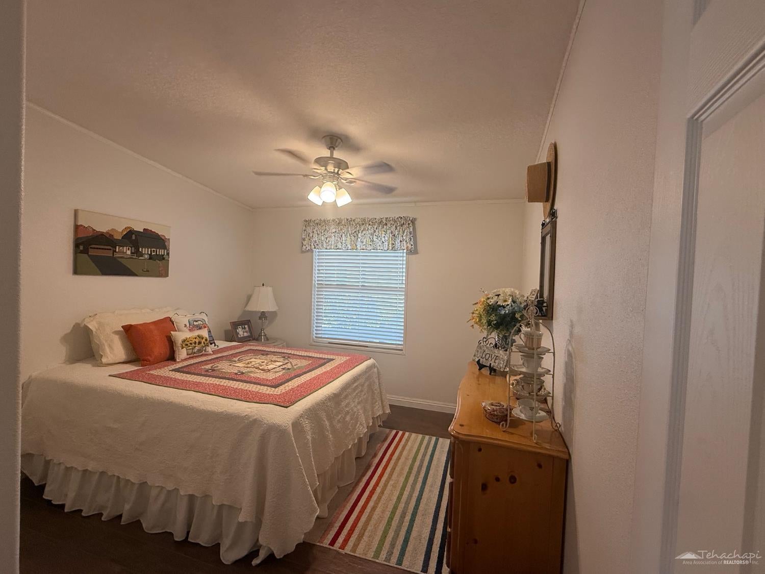 600 South Dennison Road, Unit 8 Tehachapi, CA 93561 - Photo 16 of 48 Guest bedroom...