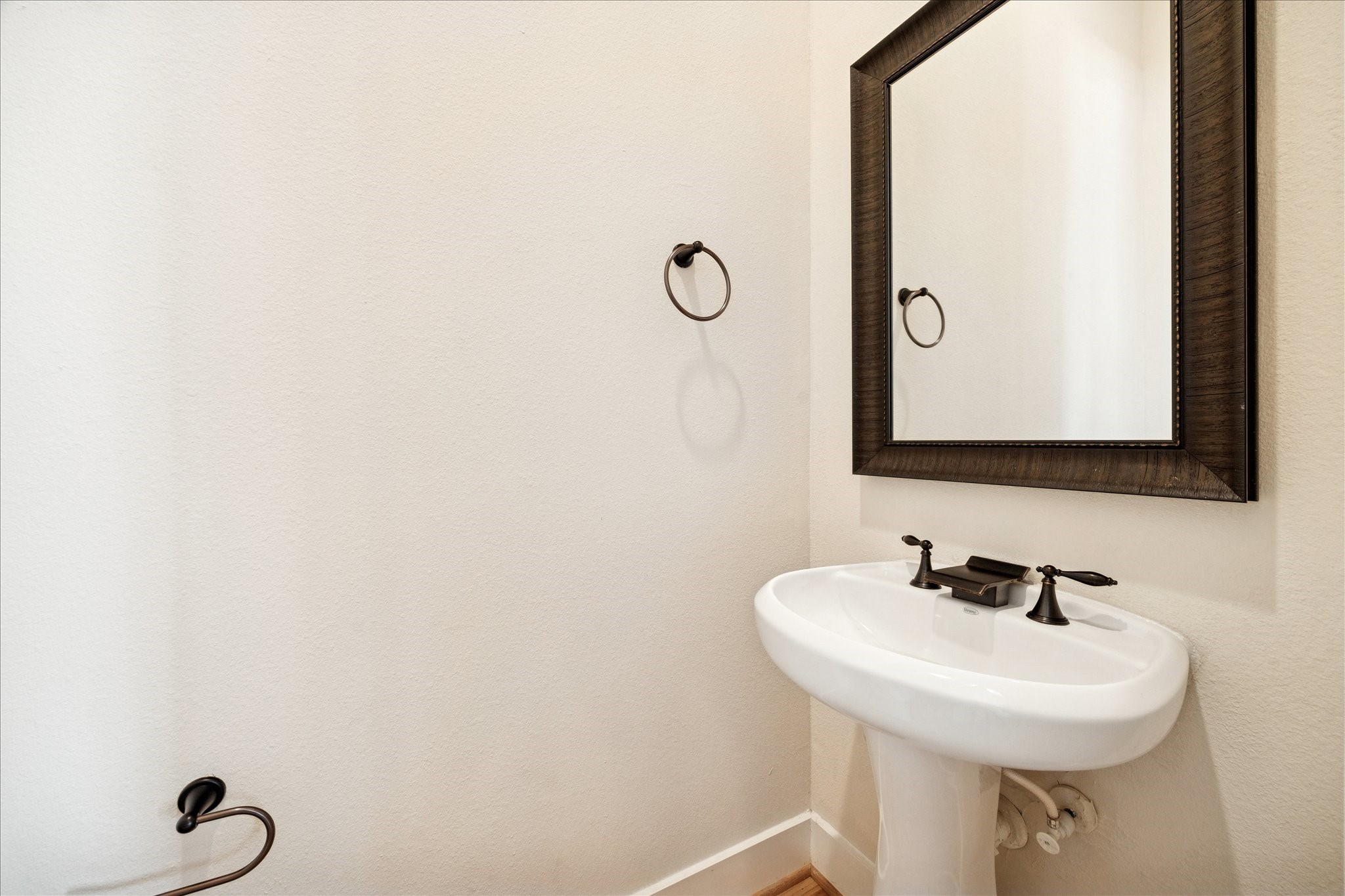 1546 West 23rd Street Houston, TX 77008 - Photo 18 of 20 a bathroom with a sink and a mirror