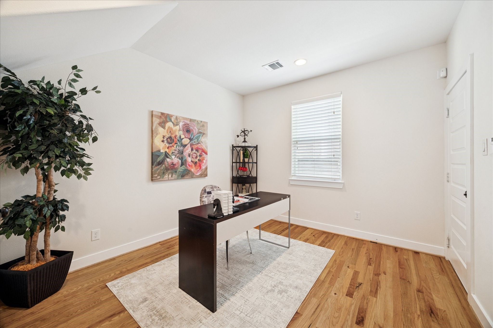 1546 West 23rd Street Houston, TX 77008 - Photo 4 of 20 a living room with furniture and a potted plant