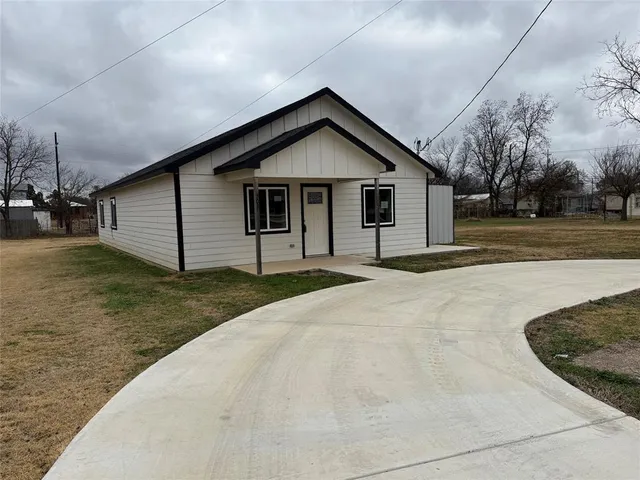 $213,500 | 303 Ussery Street, Bowie, TX 76230