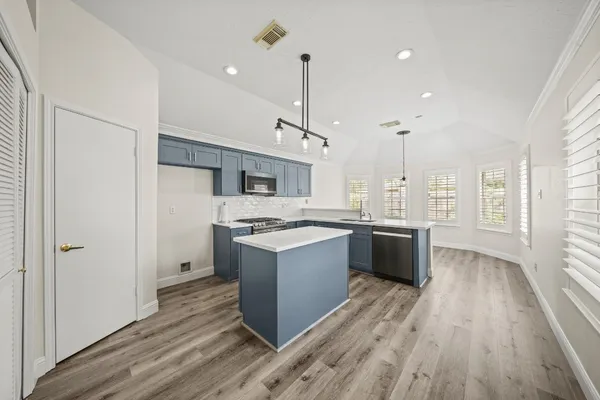 $2,300 | 2727 North Peach Hollow Circle, Pearland, TX 77584