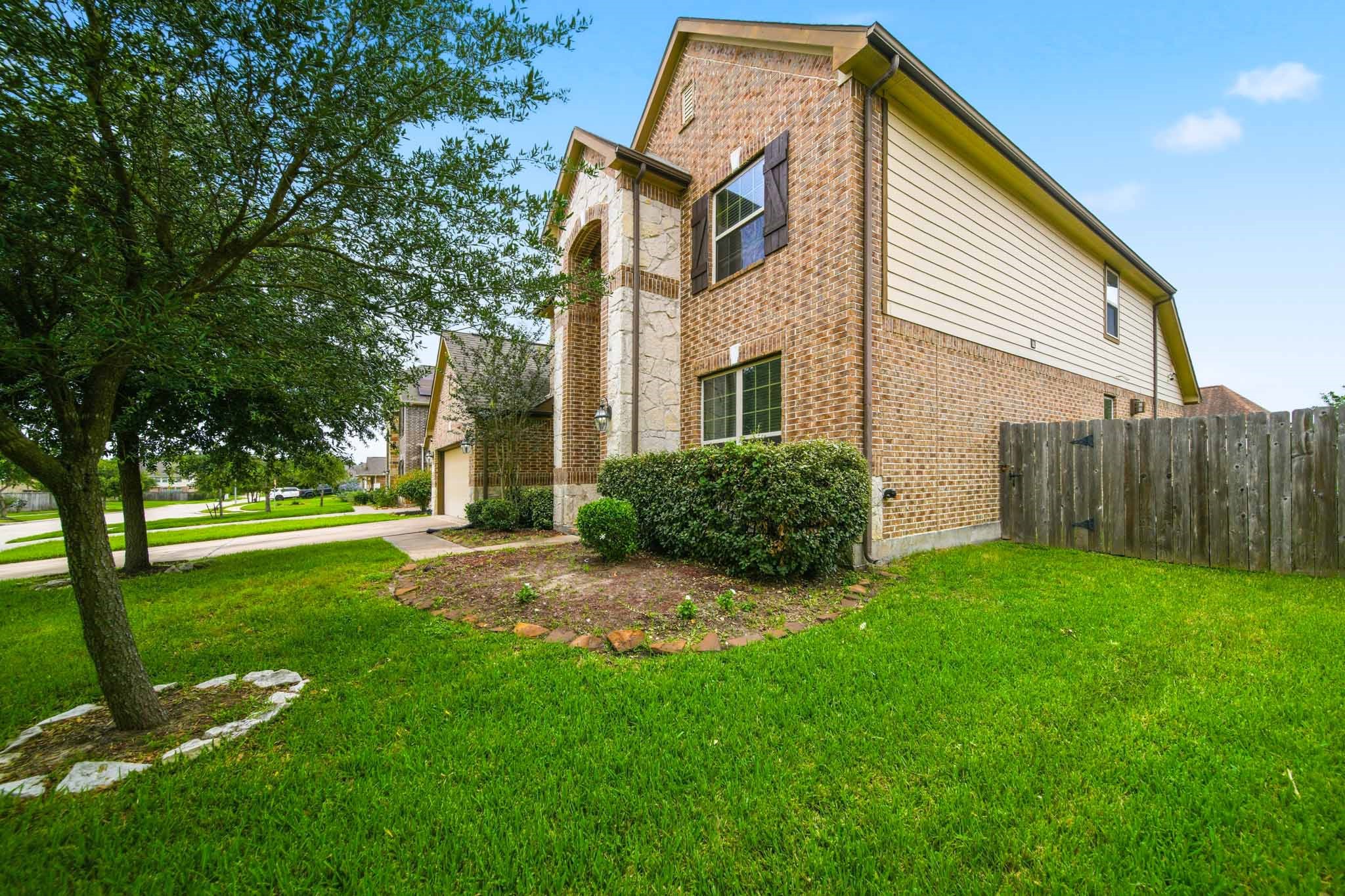 5303 Mesquite Willow Lane Rosharon, TX 77583 - Photo 6 of 32 Welcome to 5303 Mesquite Willow Ln!