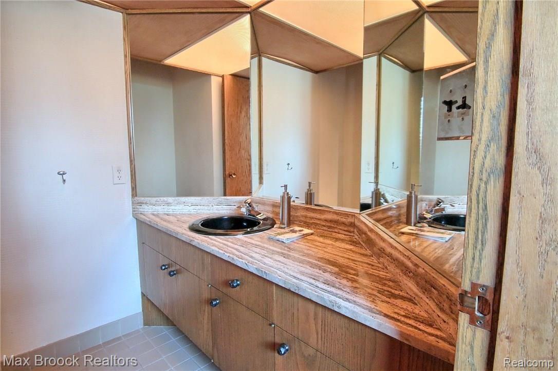 4180 Stoddard Road West Bloomfield, MI 48323 - Photo 15 of 43 Half_Bath.jpg