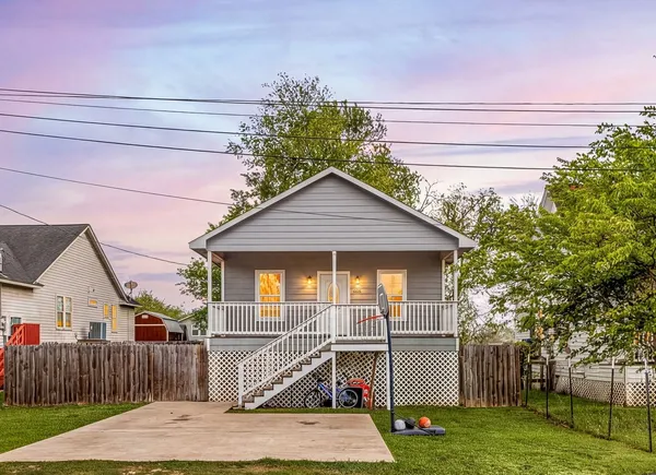 $153,415 | 805 East Mulberry Avenue, Wharton, TX 77488