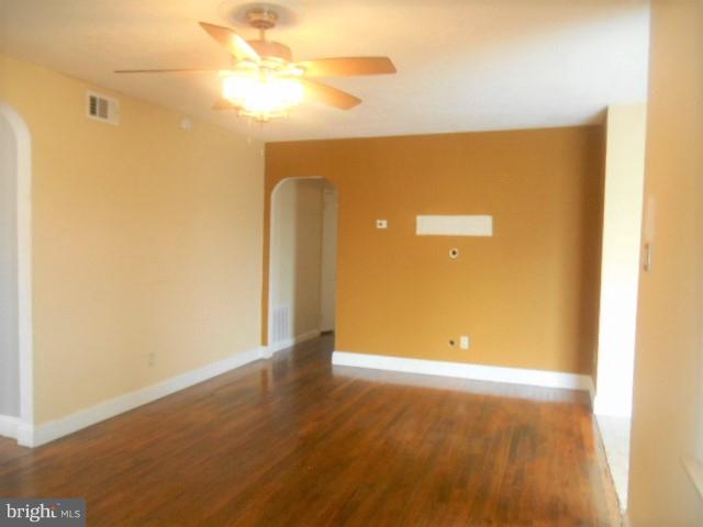 35 Lea Road New Castle, DE 19720 - Photo 3 of 16 Spacious Living Room boasting Hardwood Floors