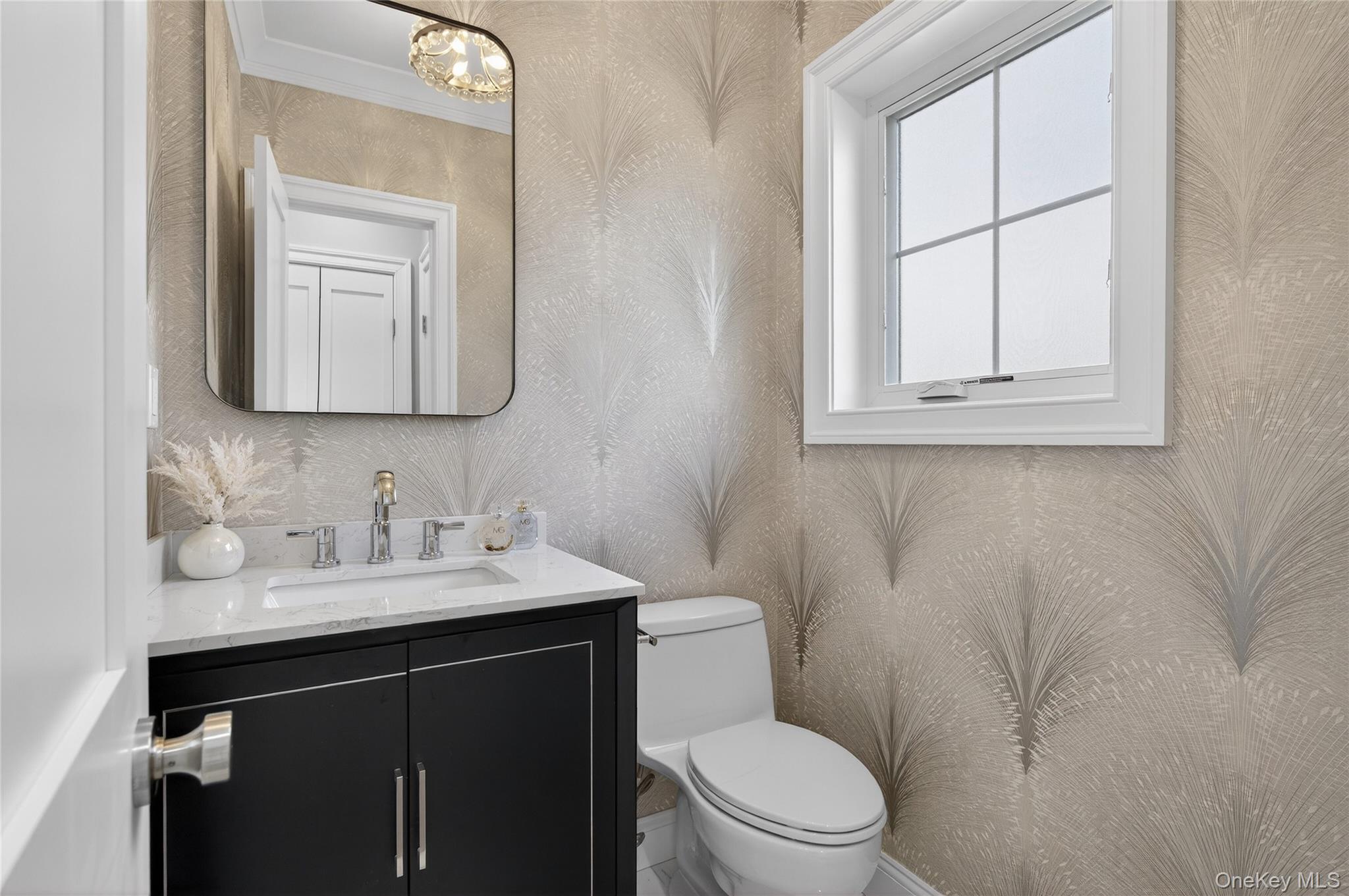 208 Cow Neck Road Port Washington, NY 11050 - Photo 12 of 39