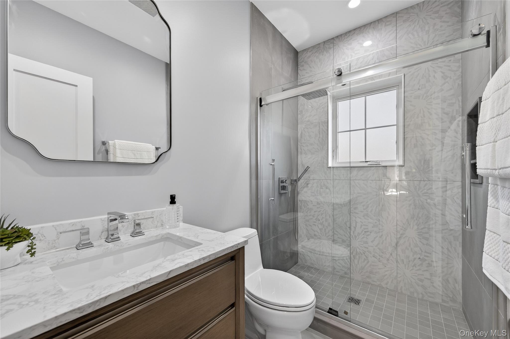 208 Cow Neck Road Port Washington, NY 11050 - Photo 15 of 39