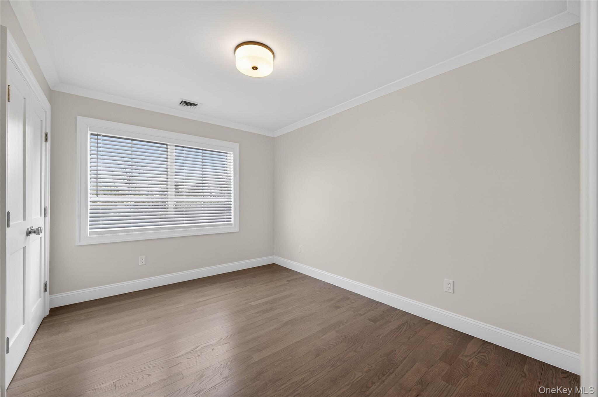 208 Cow Neck Road Port Washington, NY 11050 - Photo 25 of 39