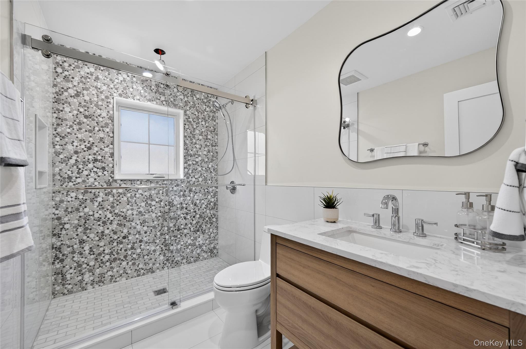208 Cow Neck Road Port Washington, NY 11050 - Photo 26 of 39
