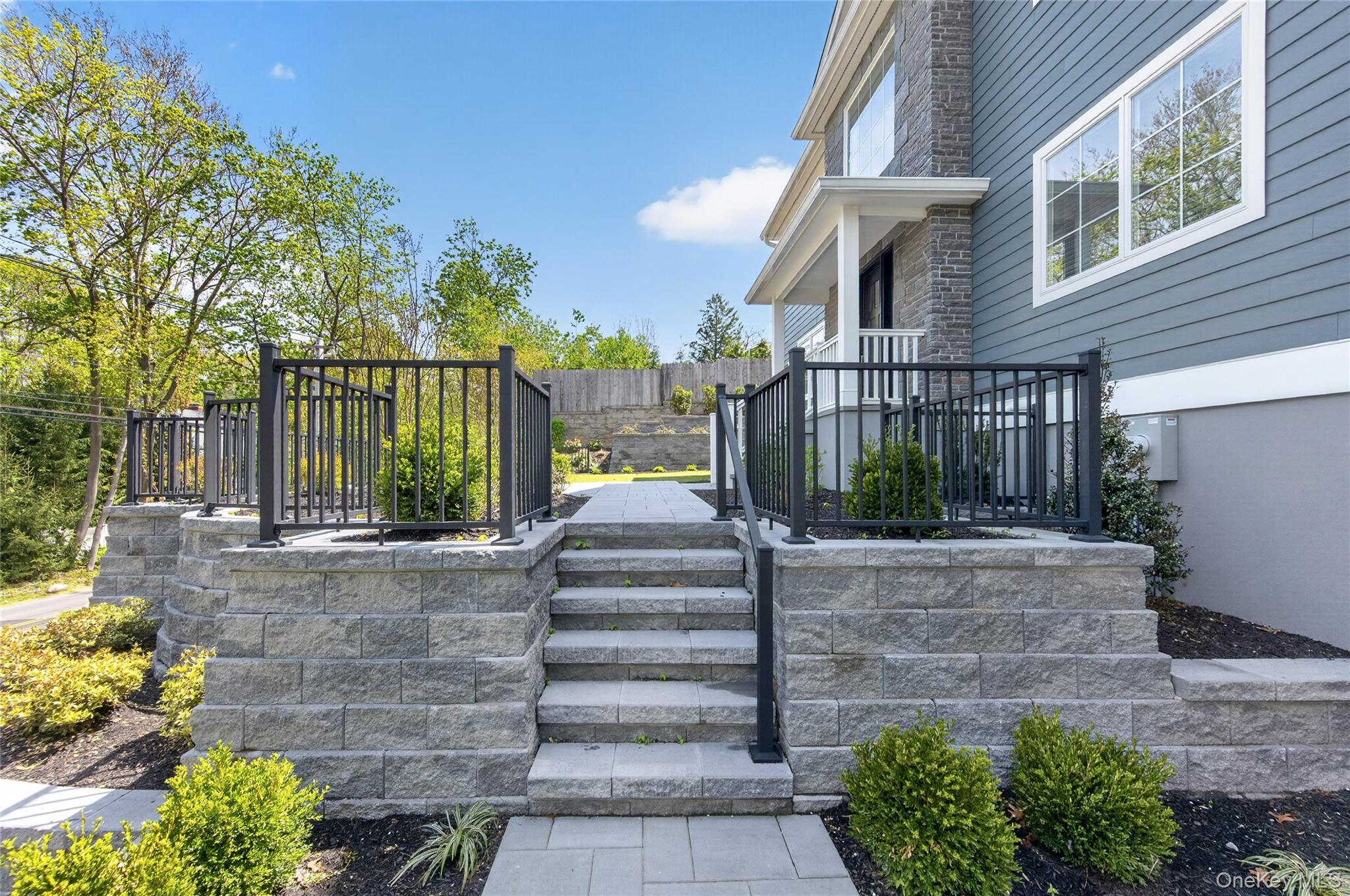 208 Cow Neck Road Port Washington, NY 11050 - Photo 4 of 39