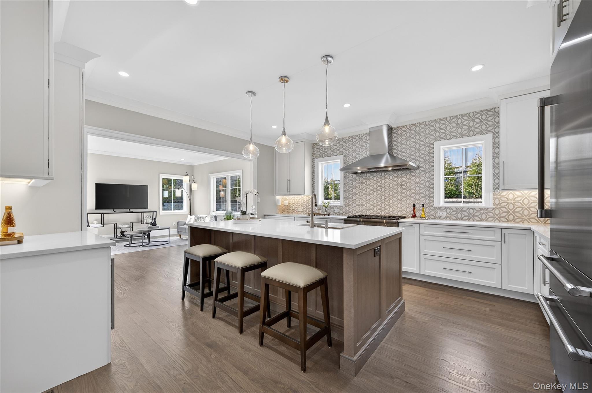 208 Cow Neck Road Port Washington, NY 11050 - Photo 9 of 39