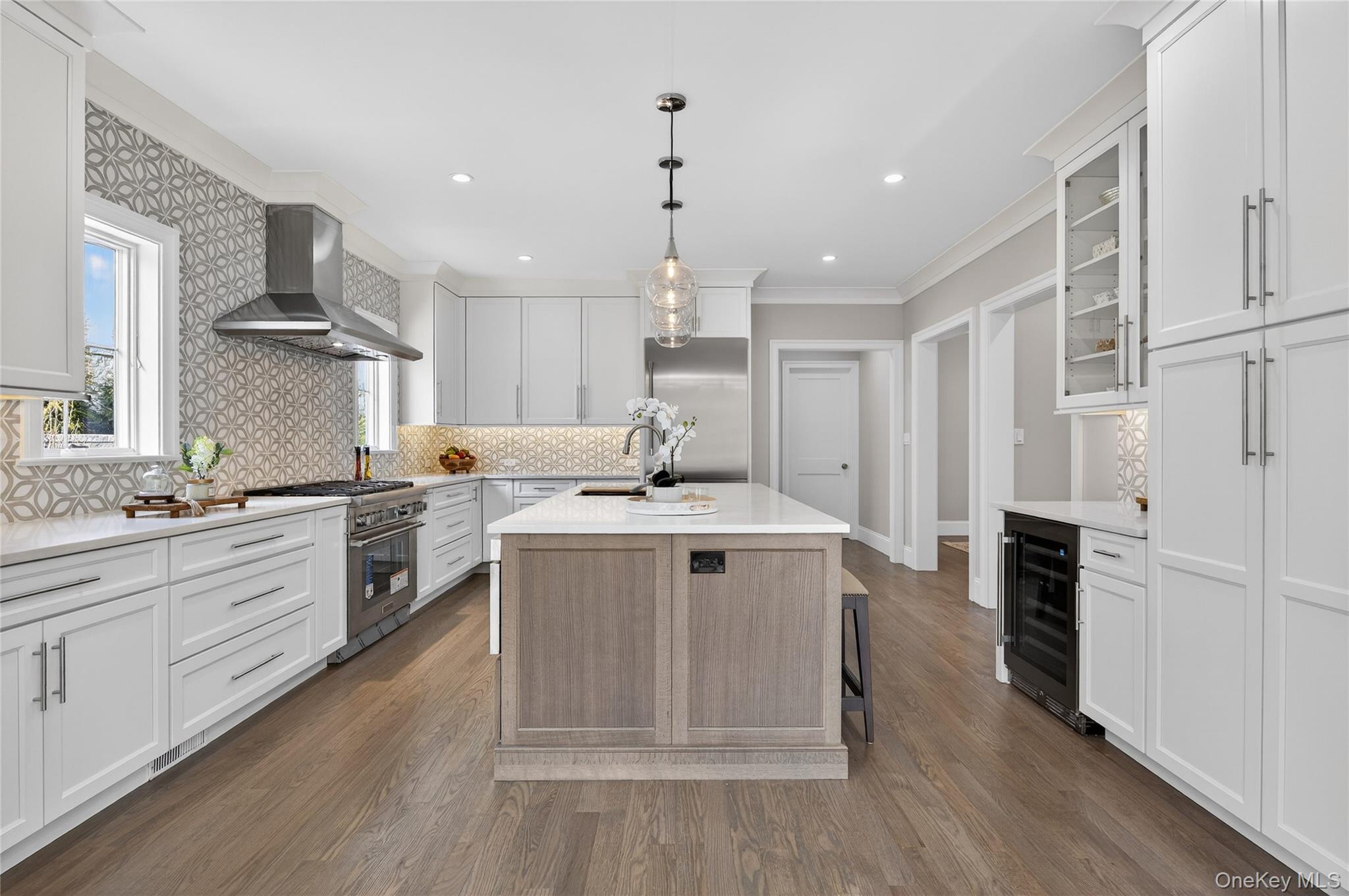 208 Cow Neck Road Port Washington, NY 11050 - Photo 10 of 39