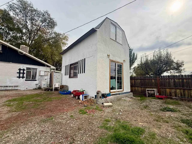 a view of a house with backyard and trees