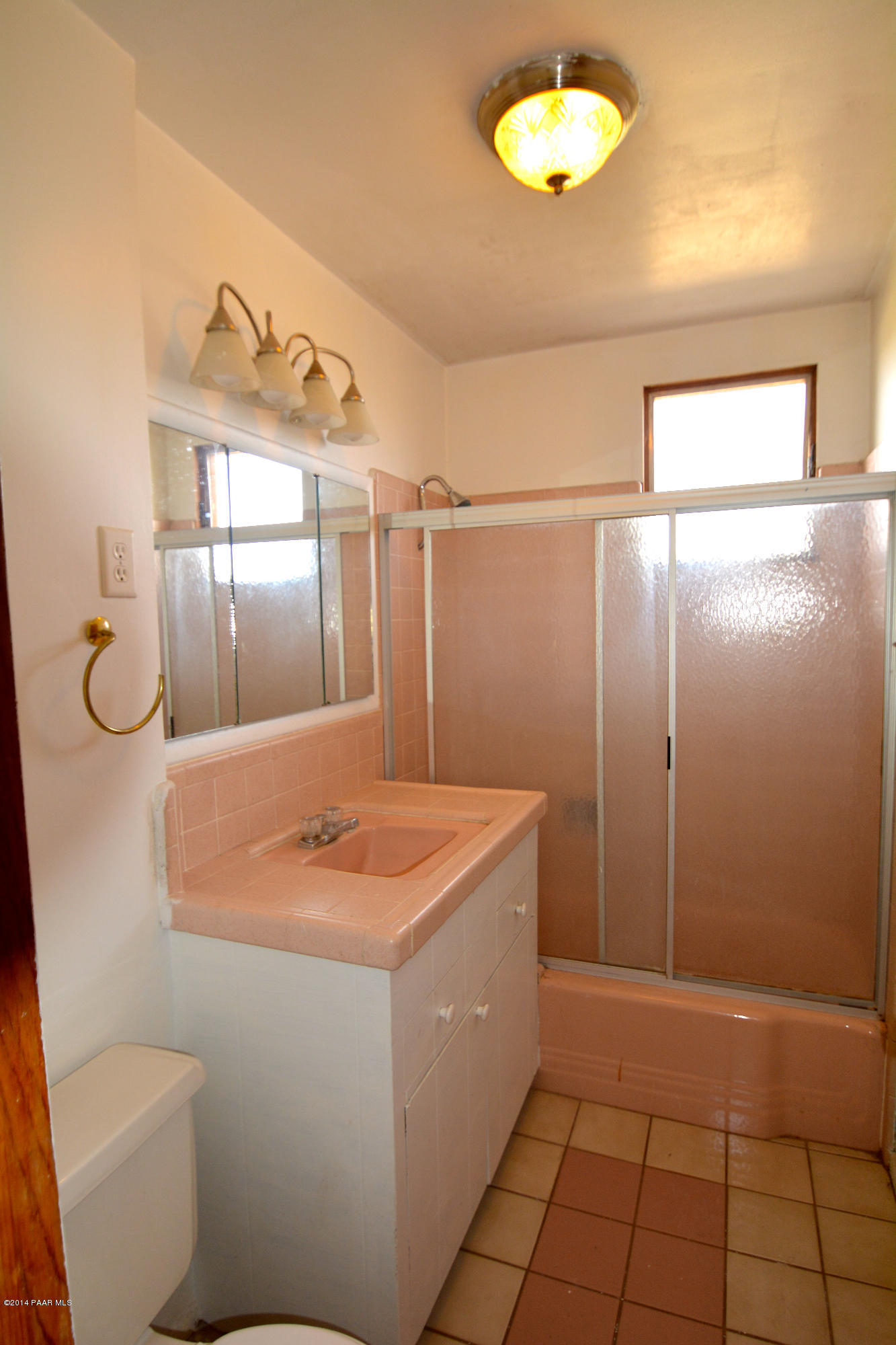 2700 Ridge Road Prescott, AZ 86301 - Photo 12 of 28 a bathroom with a sink toilet and shower