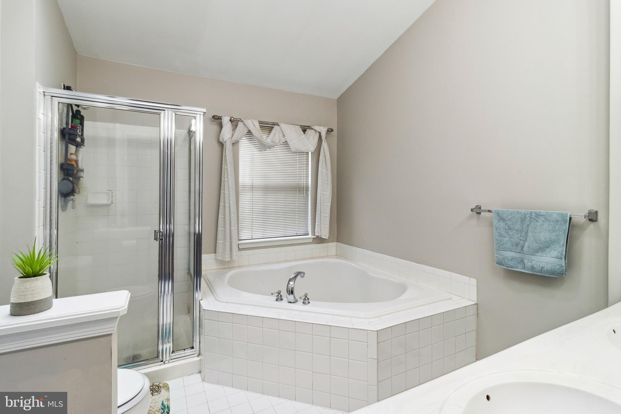 5209 Red Hill Way Rosedale, MD 21237 - Photo 28 of 36 Upper level full bath with soaking tub