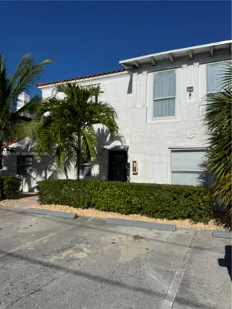 $2,800 | 2816 Pine Tree Drive, Unit 3, Miami Beach, FL 33140