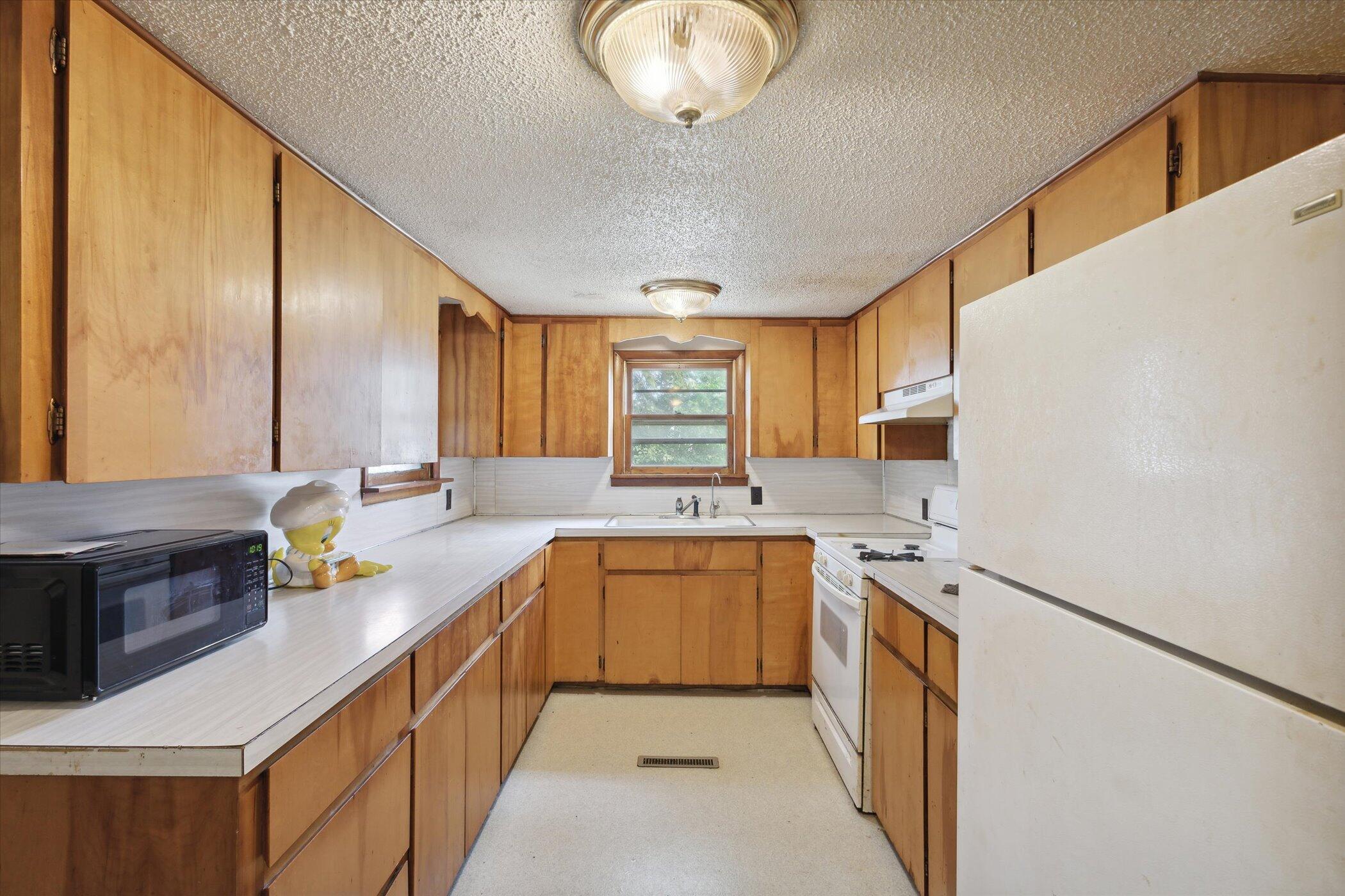 1885 West Monroe Road St. Louis, MI 48880 - Photo 9 of 19 Kitchen
