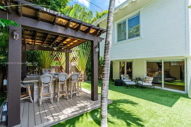 $4,545,000 | 285 West Enid Drive, Key Biscayne, FL 33149