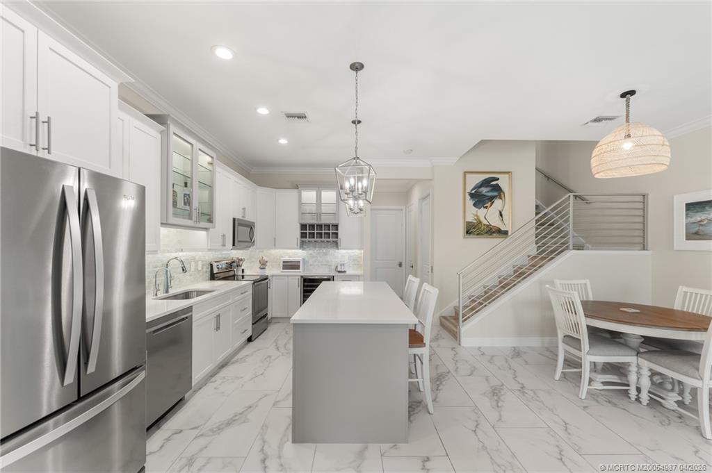 517 Southwest Ocean Boulevard Stuart, FL 34994 - Photo 6 of 36 Spacious with center island