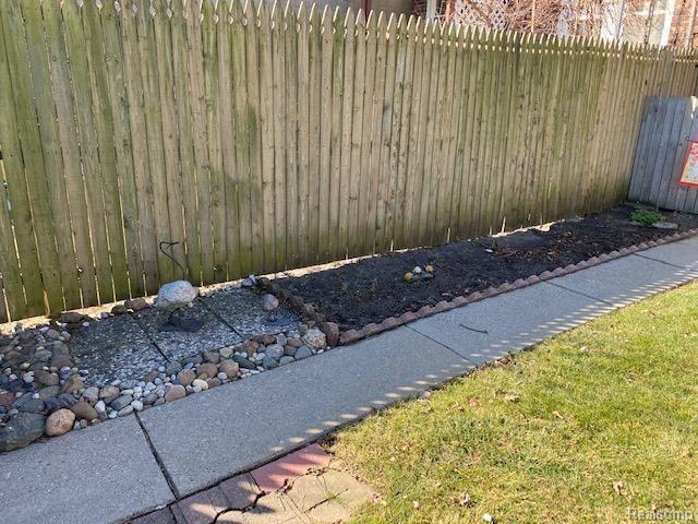 6418 Schaefer Road Dearborn, MI 48126 - Photo 2 of 35