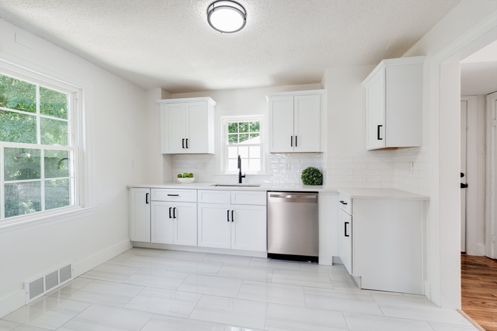 1386 Piper Road West Springfield, MA 01089 - Photo 6 of 39