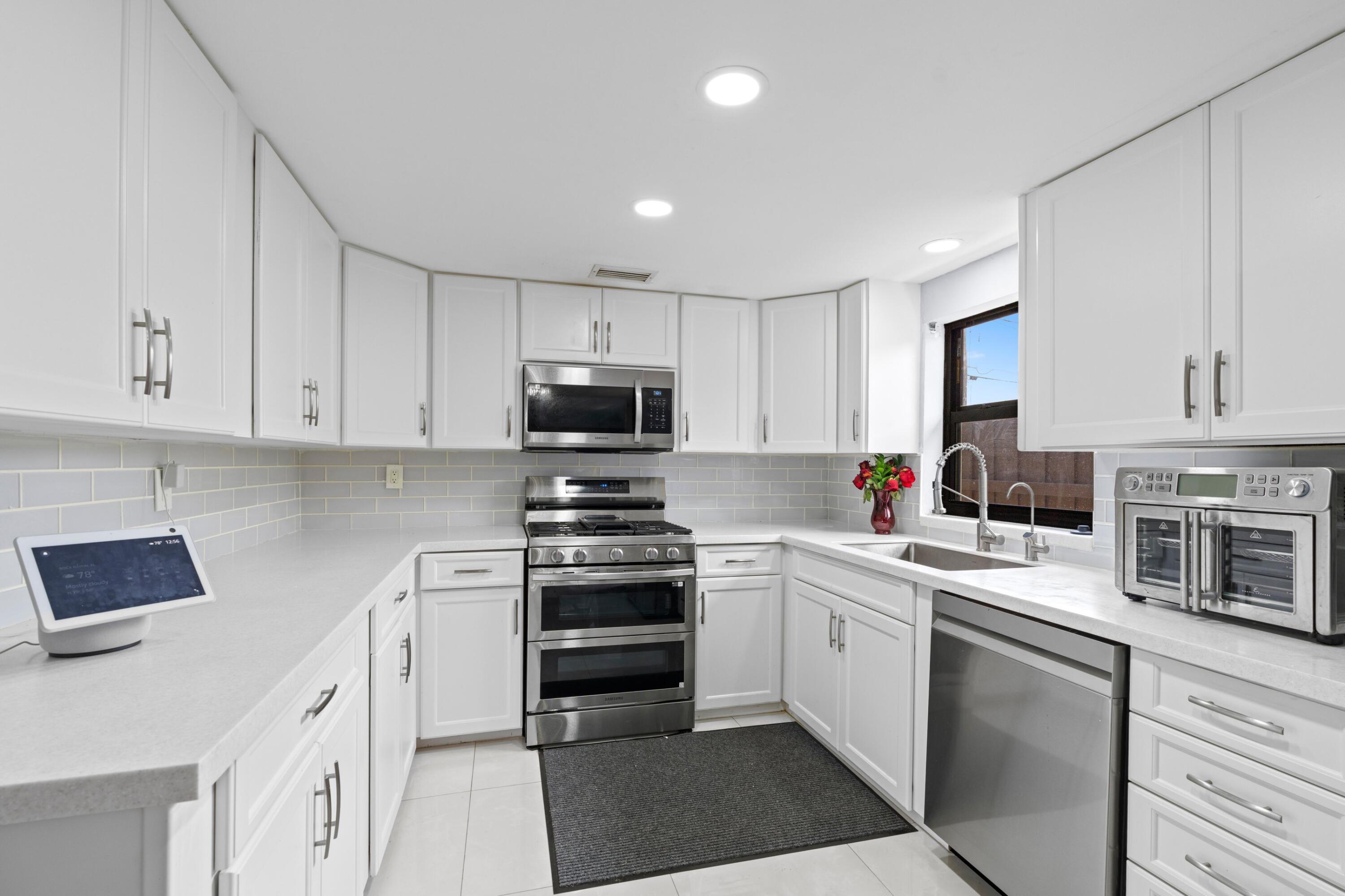 328 Hastings Street Boca Raton, FL 33487 - Photo 10 of 38 Kitchen