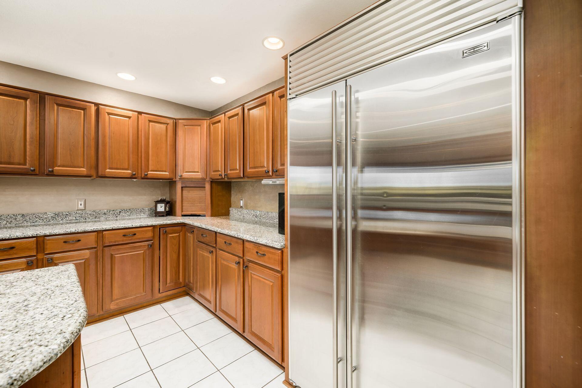 4411 Oakwood Road Springfield, OH 45502 - Photo 36 of 138 Industrial size refrigerator