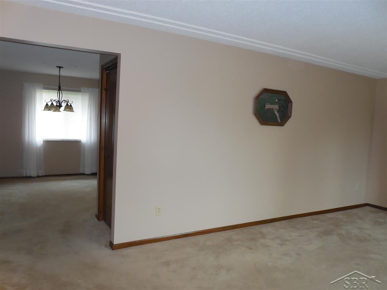 2106 Jarabec Road Saginaw, MI 48609 - Photo 5 of 28 31221326-4.JPG