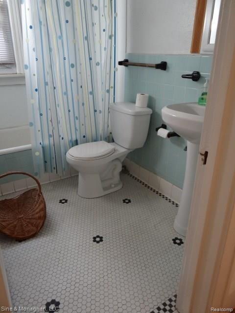 877 Nottingham Road Grosse Pointe, MI 48230 - Photo 9 of 23 upper bath.jpg