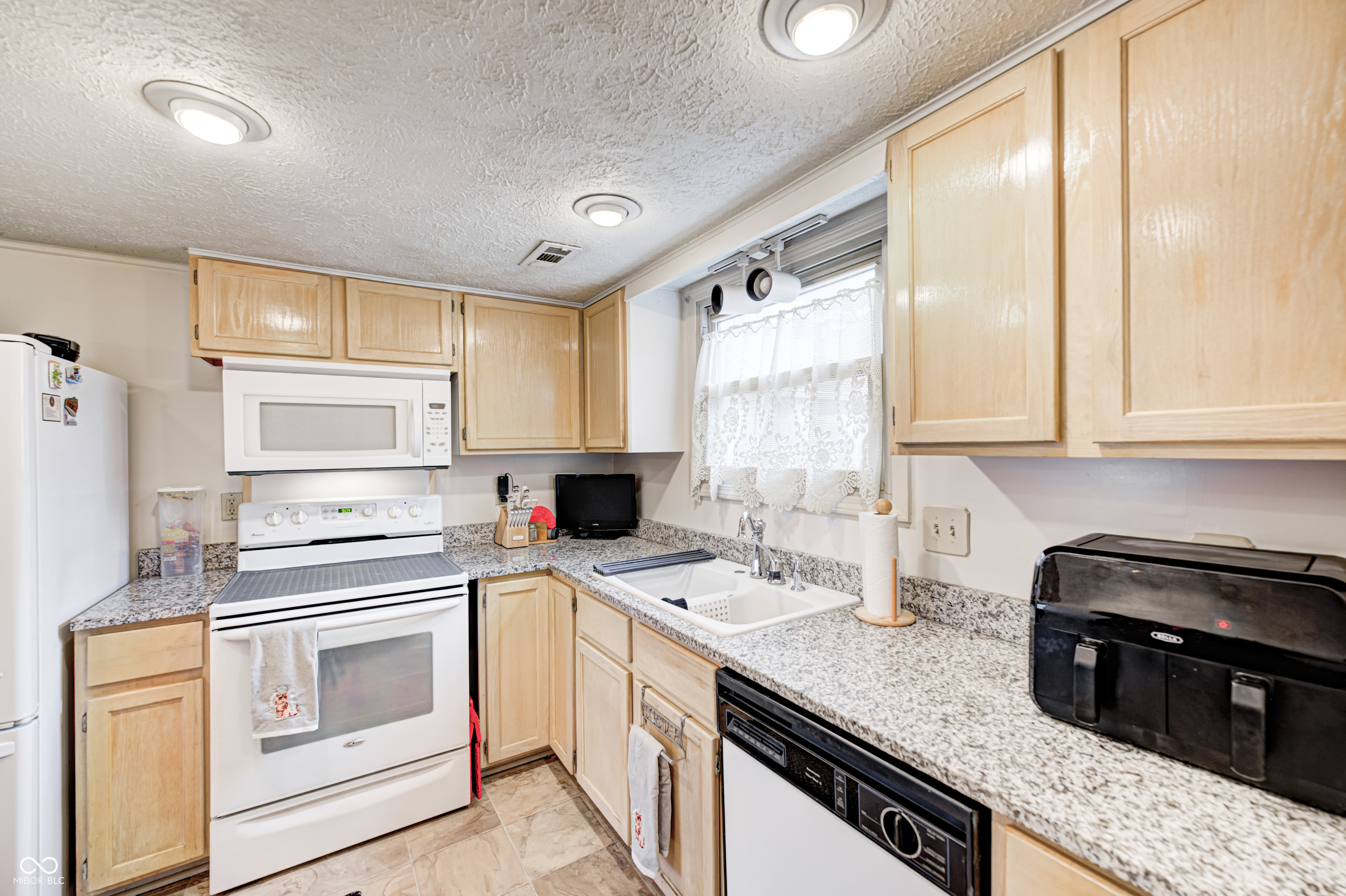 7724 Eagle Valley Pass Indianapolis, IN 46214 - Photo 11 of 37